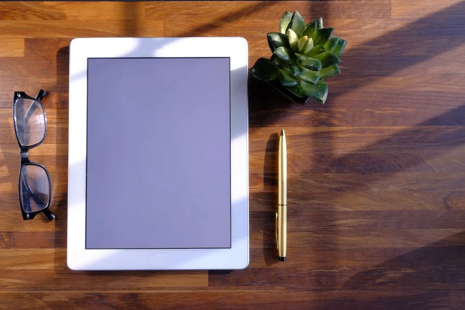 Minimalist laptop showing an online checkout screen on a white background, ideal for tech context.